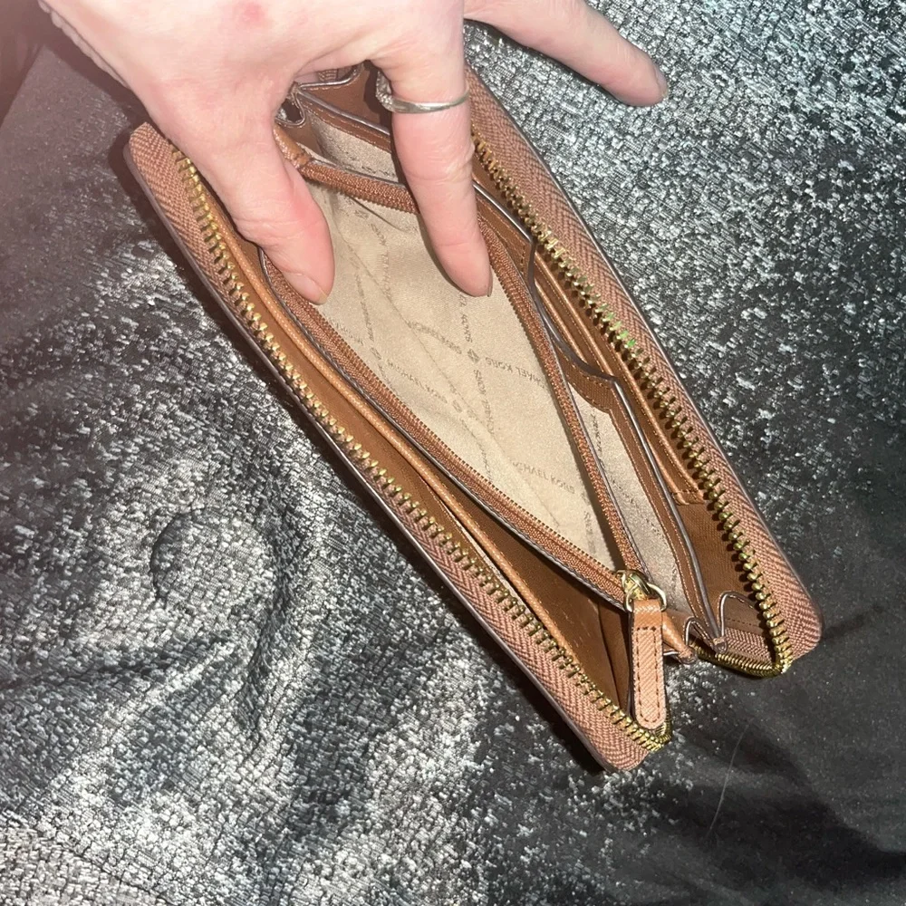 Nice Michael Kors Brown Saffiano Leather Zip Around Wallet! - Picture 8 of 14